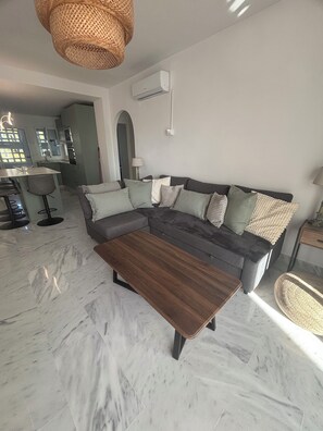 TV - Excellent Location 2 Bed Apartment in Calahonda 4 mins walk to beach (Sitio de Calahonda)