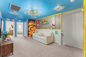 5 bedrooms, iron/ironing board, travel cot, free WiFi - Relax in Style with Private Pool, BBQ and More (Davenport)