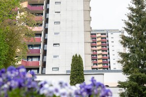 Un edificio de hotel de varios pisos con un estilo arquitectónico moderno, que cuenta con balcones en cada planta.