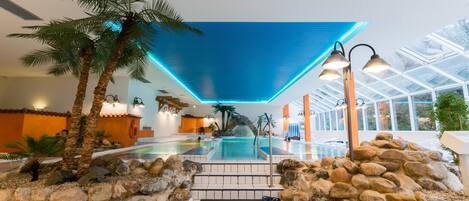 Una piscina cubierta