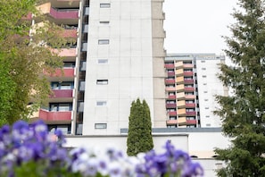 Un hôtel à plusieurs étages, doté d’une architecture moderne et de balcons à chaque niveau.
