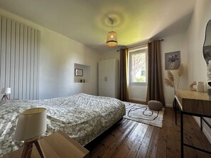 5 bedrooms, WiFi, bed sheets