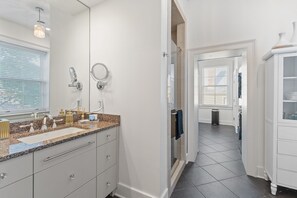Douche, sĂšche-cheveux, serviettes fournies, savon