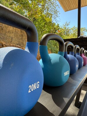 A row of kettlebells with weights ranging from 16KG to 20KG. - Solindo Stays (Cuajiniquil)