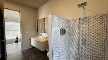 Villa Deluxe, vista al océano | Baño | Regadera, toallas, jabón, shampoo