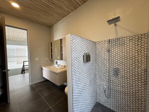 Deluxe Villa, Ocean View | Bathroom | Shower, towels, soap, shampoo - Solindo Stays (Cuajiniquil)