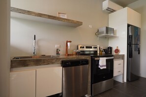 Eine moderne Küche mit Geschirrspüler, Backofen, Mikrowelle und Kühlschrank.