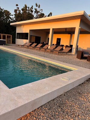Una piscina al aire libre (de 07:00 a 20:00), sombrillas, tumbonas