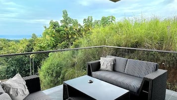 Deluxe Studio Suite, Partial Ocean View | Terrace/patio