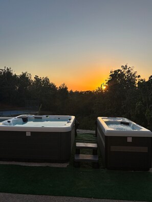 Two hot tubs with a view of the sunset and surrounding trees. - Solindo Stays (Cuajiniquil)