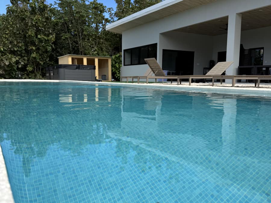 Piscine extérieure, parasols de plage, chaises longues