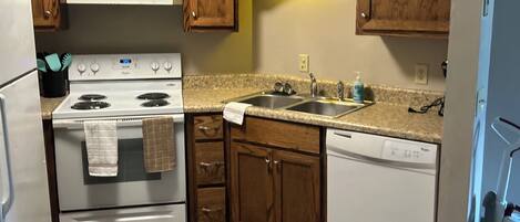 Jääkaappi, mikroaaltouuni, uuni, liesi