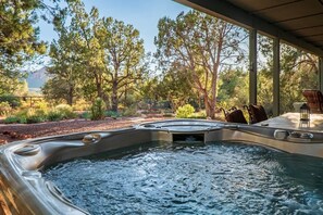 Bañera de hidromasaje al aire libre