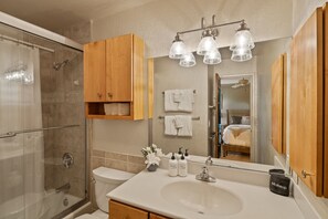 Hårføner, håndklær, såpe og sjampo