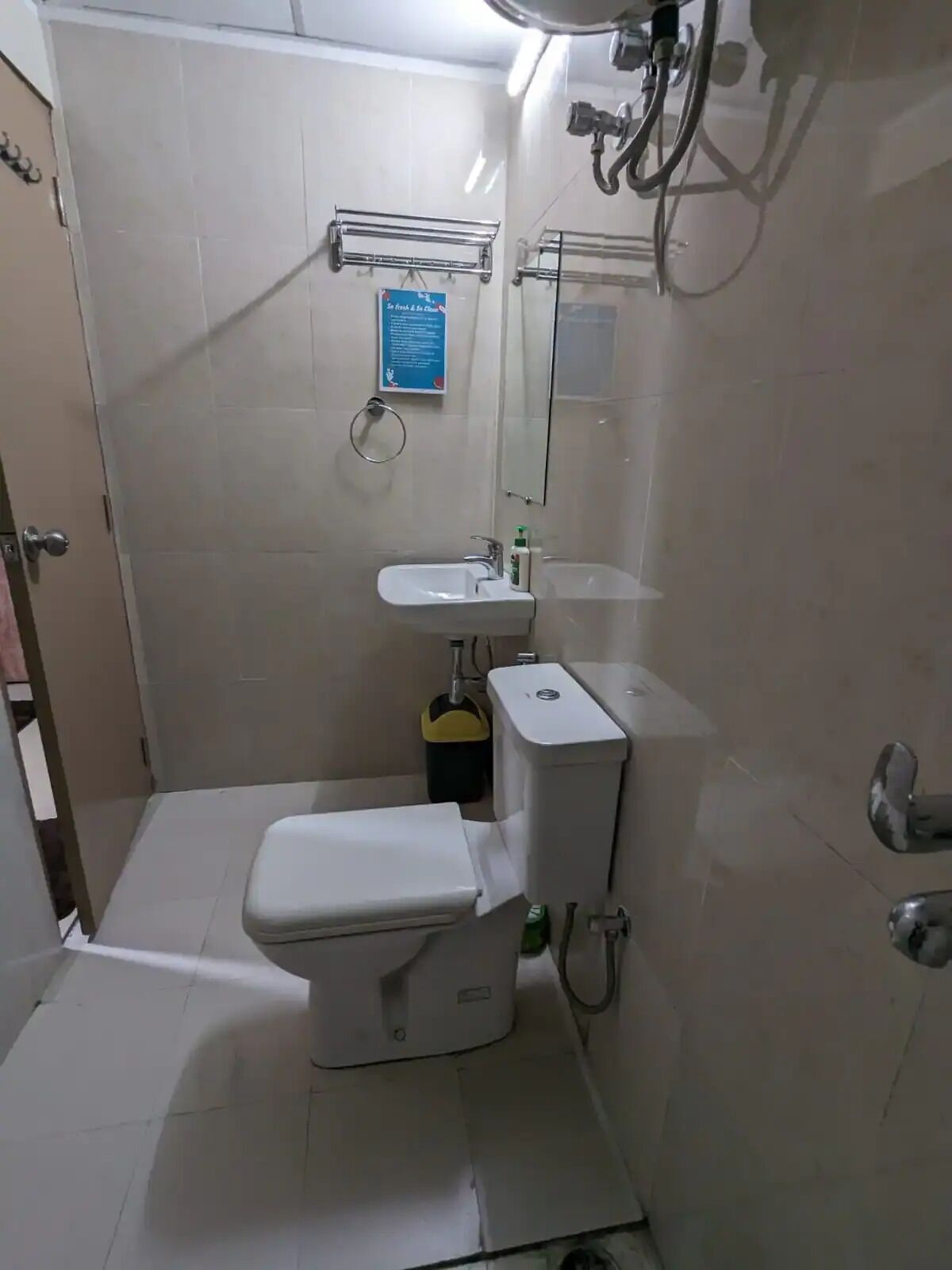 Een douche, een haardroger, een bidet, handdoeken