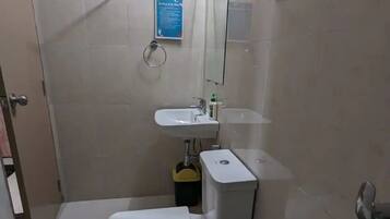 Douche, sĂšche-cheveux, bidet, serviettes fournies