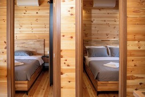 2 bedrooms, desk, WiFi, bed sheets