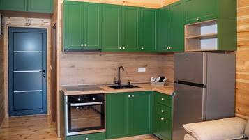 Refrigerador, horno, parrilla de estufa y tetera eléctrica