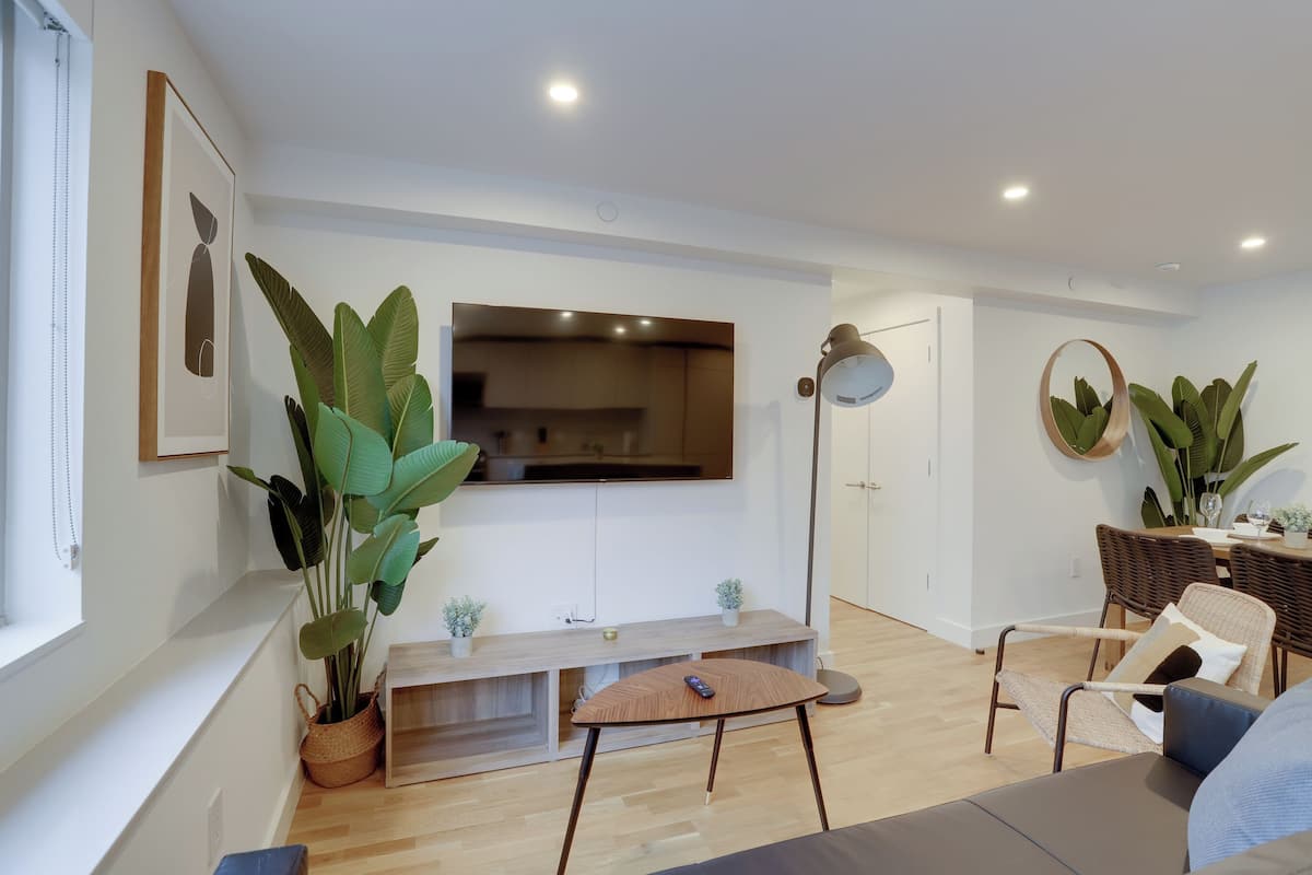 Apartamento conforto, 1 quarto | Área de estar | Smart TV 50 polegadas com canais a cabo