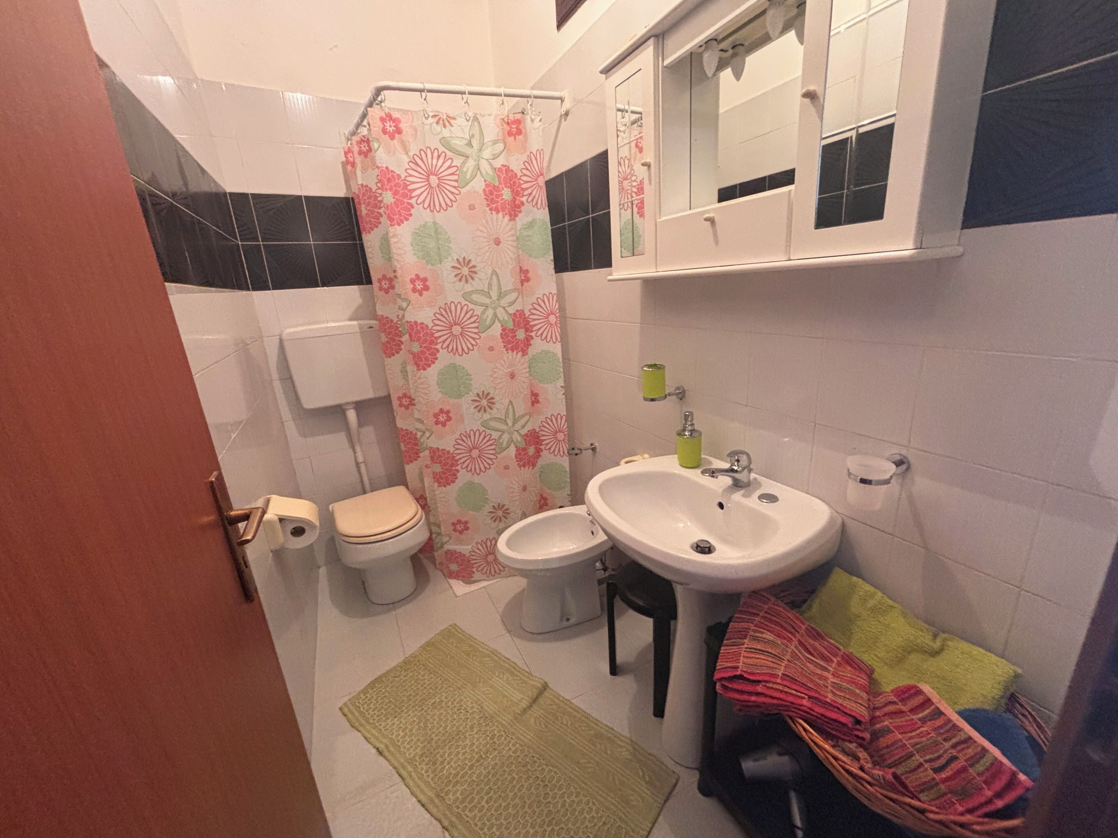 Haartrockner, Handtücher, Seife, Toilettenpapier