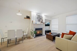 Una televisión, una chimenea