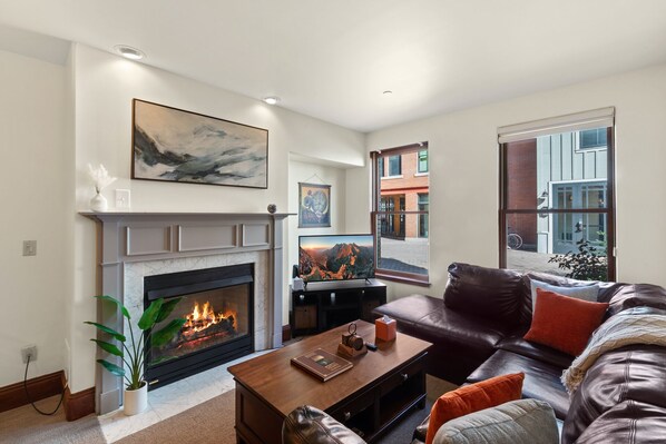 Televisión y chimenea