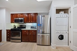 雪櫃、微波爐、焗爐、爐具