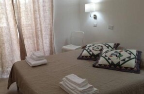 2 habitaciones, tabla de planchar con plancha, wifi y ropa de cama 