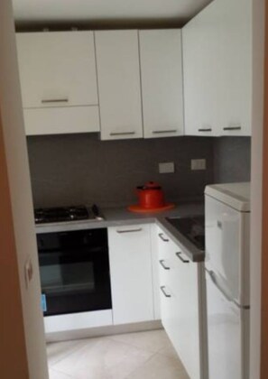 Refrigerador, horno, parrilla de estufa y cafetera y tetera 