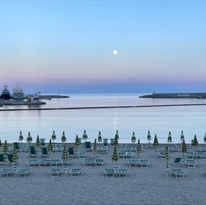 Beach - Bicycle and sea front, very central apartment in elegant building (Sanremo)