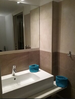 Shower, hair dryer, bidet, towels - Bicycle and sea front, very central apartment in elegant building (Sanremo)