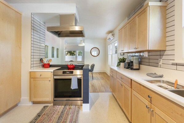 Microwave, dishwasher, coffee/tea maker, cookware/dishes/utensils - Monthly Rental - 2BD Hideaway Private Apt! (Portland)