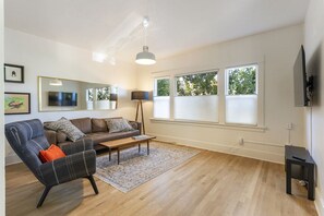 Smart TV - Monthly Rental - 2BD Hideaway Private Apt! (Portland)