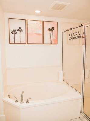 Hair dryer, towels, soap, shampoo - ~Waterscape Resort~ Beach, Lazy River & Neon Vibes! (Fort Walton Beach)