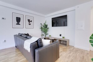 Appartement Économique | Coin séjour | TV connectée de 50 pouces avec chaînes par câble