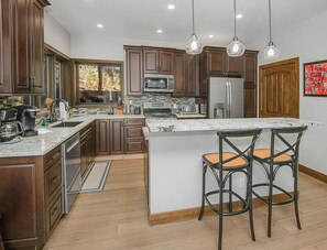 冷蔵庫、電子レンジ、オーブン、コンロ