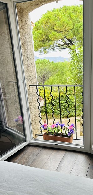 2 bedrooms, desk, iron/ironing board, travel crib