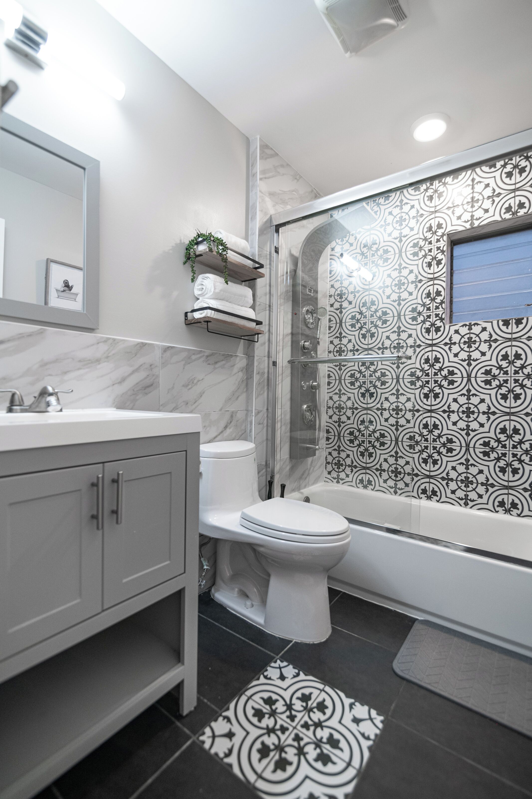 Shower, hair dryer, bidet, towels