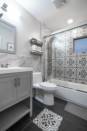 Douche, sèche-cheveux, bidet, serviettes fournies