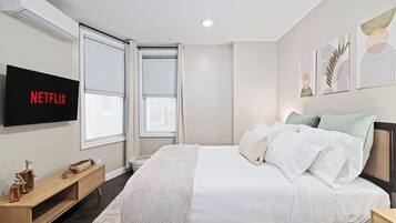 4 habitaciones, escritorio y tabla de planchar con plancha