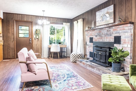Smart TV, fireplace, books, music library. Family-friendly Farmhouse Johnson City ETSU Bristol Motor Speedway