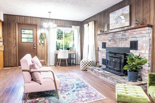 Family-friendly Farmhouse Johnson City ETSU Bristol Motor Speedway