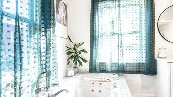 Shower, jetted tub, hair dryer, towels