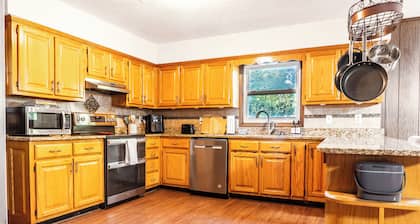 Family-friendly Farmhouse Johnson City ETSU Tweetsie Trail Bristol Speedway JCMC
