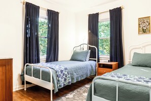 2 chambres, bureau, fer et planche à repasser, lit parapluie