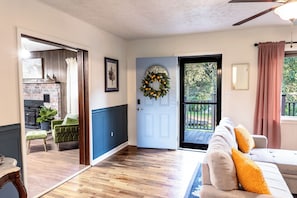Smart TV, fireplace, books, music library - Family-friendly Farmhouse Johnson City ETSU Bristol Motor Speedway (Johnson City)