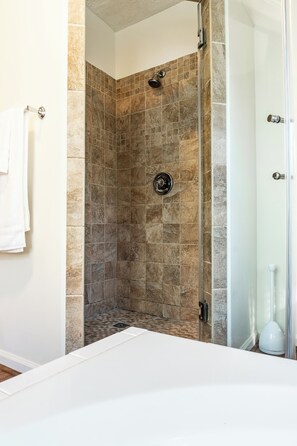 Dusche, Whirlpool, Haartrockner, Handtücher