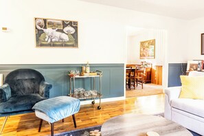 TV connectée, cheminée, livres, médiathèque