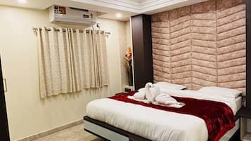 Elite Suite, City View | Desk, laptop workspace, free WiFi