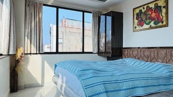 Suíte, vista para a cidade | 1 quarto, escrivaninha, espaço de trabalho para notebook